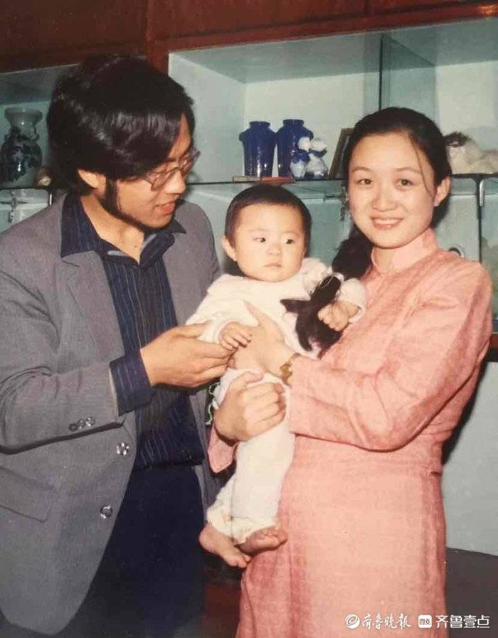 李春光一家，照片拍摄于1990年10月左右，女儿1岁。