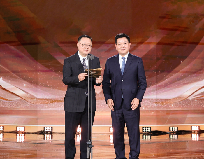 △国家广播电视总局副局长朱咏雷，北京市委常委、宣传部部长莫高义颁授“年度优秀电视剧”荣誉