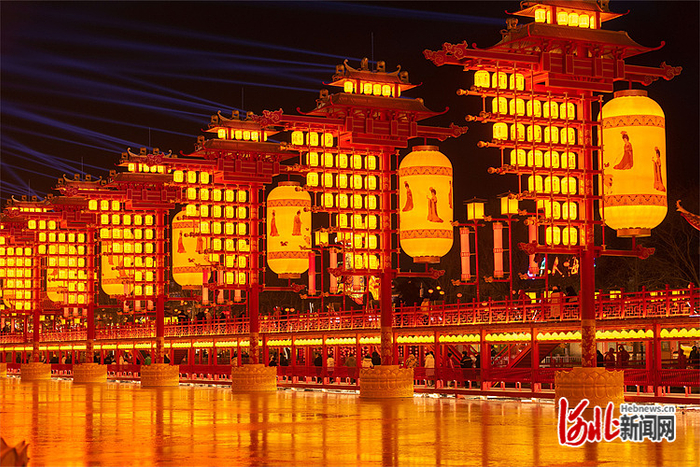 1月22日，河头老街首日正式运营，灯如海，人如潮，年味浓。唐山文旅集团供图