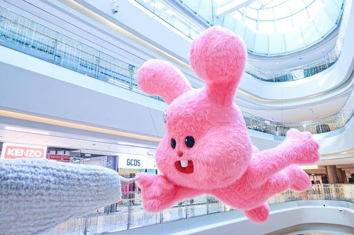 乔乔兔公共艺术首展亮相国贸商城。受访者供图