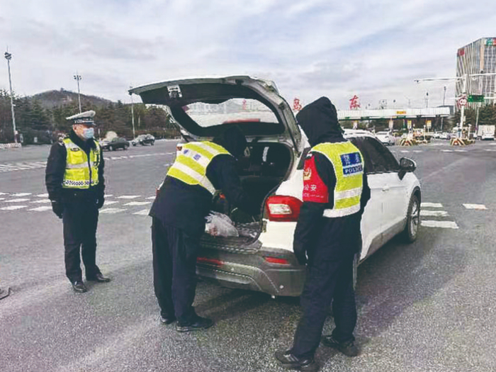 民警检查车辆后备箱。（青岛市公安局供图）