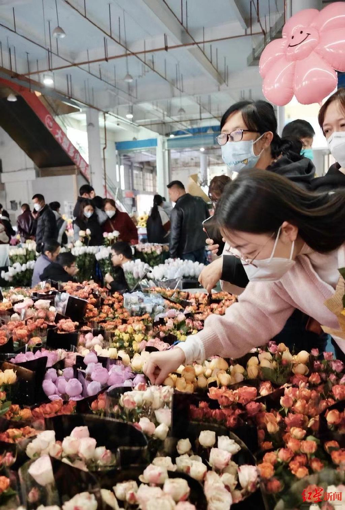 ↑市民朱女士选购鲜花