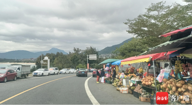 观景台沿线路边新增不少临时摊位。记者石祖波 摄