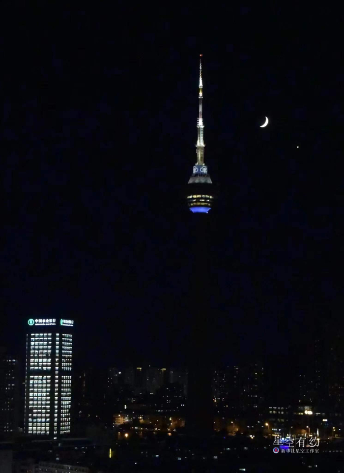 ▲这是天津市天文爱好者李云2021年11月8日晚在天津拍摄的木星合月。（星缘山风队供图）