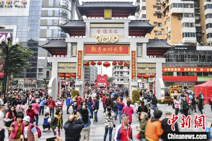 2019年2月2日，广州西湖花市开市，吸引市民前来游玩。陈骥旻 摄