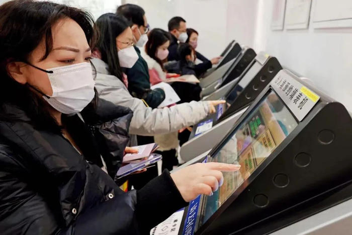 1月9日，民众在上海市公安局长宁分局出入境接待大厅有序办理个人业务。摄影/本刊记者 殷立勤