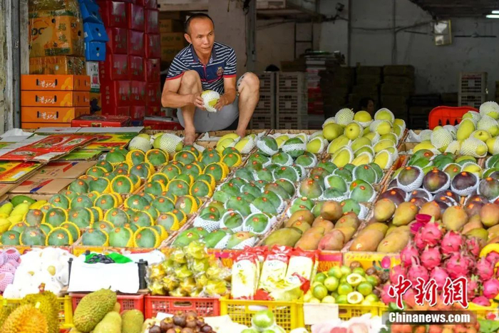 琳琅满目的热带水果。骆云飞 摄