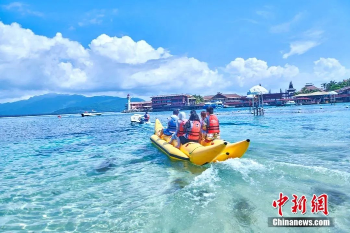 游客体验海上项目。郑立品供图