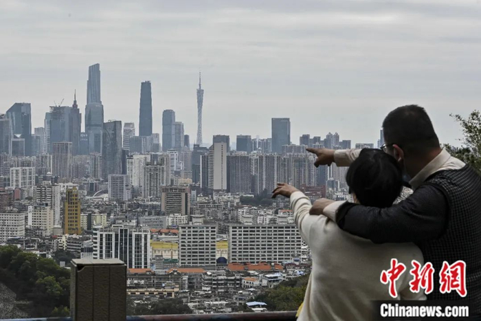 2022年2月，游客在春节假期期间来到广州白云山上观赏广州城区风景。陈骥旻 摄