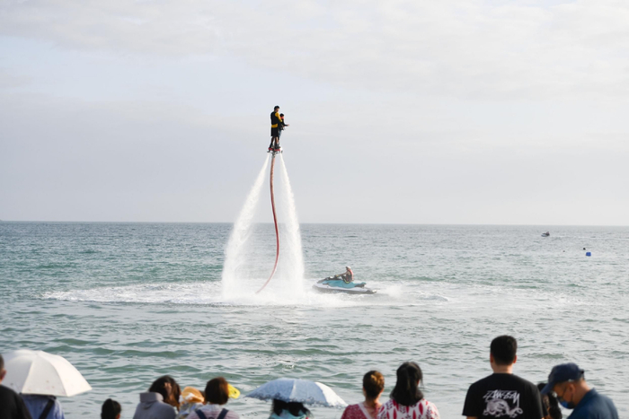 游客在三亚体验“水上飞龙”。记者沙晓峰摄