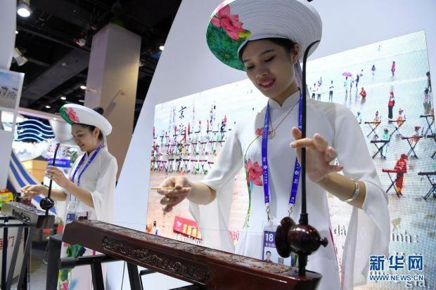 在广西南宁举行的第18届中国－东盟博览会上，两名京族演员在表演京族独弦琴（2021年9月10日摄）。 新华社记者 马宁 摄