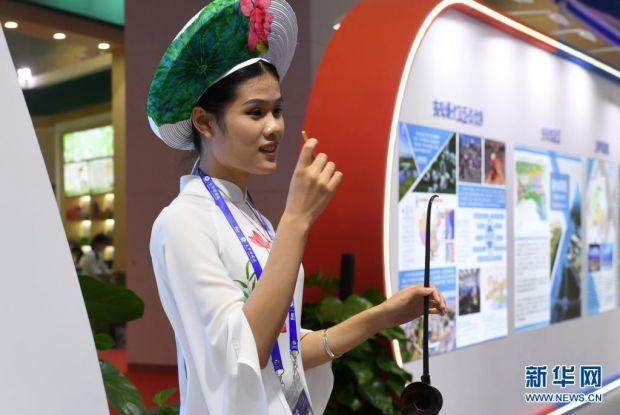 在广西南宁举行的第18届中国－东盟博览会上，演员在展览现场表演京族独弦琴（2021年9月11日摄）。 新华社记者 陆波岸 摄