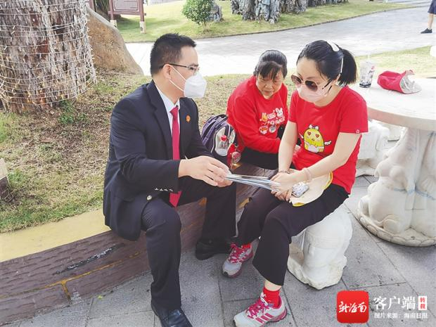 钟海坚在景区为游客宣传法律知识。海南日报记者 刘晓惠 摄