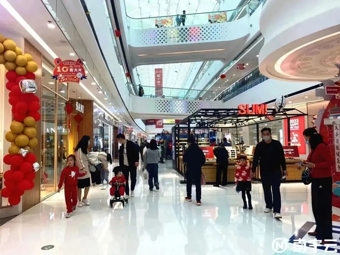 新春佳节，南宁市各大商圈人气旺盛。记者 黄思宁 摄