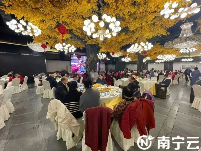 记者在位于亭江路白沙汽车主题公园的一家酒楼看到前来喝早茶的市民络绎不绝。记者 黄思宁 摄