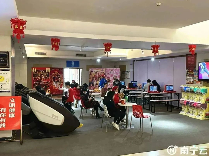 新春时期，在时代电影大世界的电影院内，市民群众等候观影。记者 黄思宁 摄