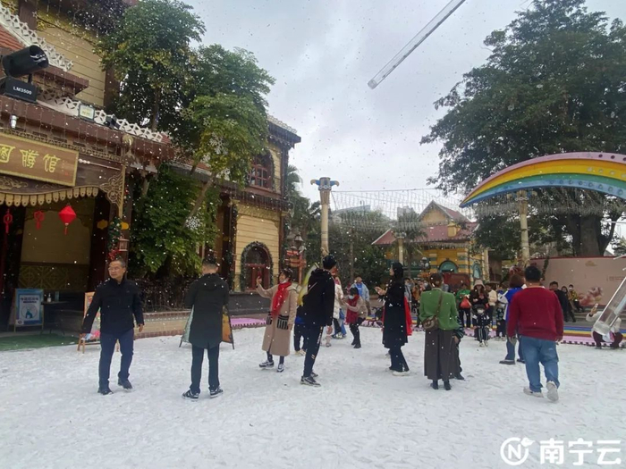 南宁市方特东盟神画景区打造了人造雪景，不少游客们赏瑞雪、打雪仗。记者 曾艳 摄