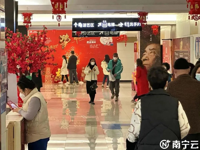 去影院看电影已经成为不少市民欢度春节的新需求。记者 黄思宁 摄