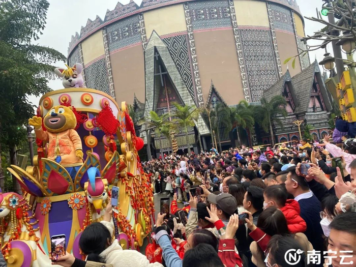 在南宁市各地景区新春活动兔子成为了C位，“兔元素”的小品、装饰、灯组遍布景区，点亮了市民群众的新年期待。记者 曾艳 摄