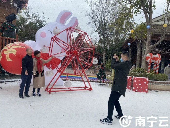 南宁市方特东盟神画景区内的一座超3米高的兔子，装饰造型别致，吸引了众多游客打卡拍照。记者 曾艳 摄