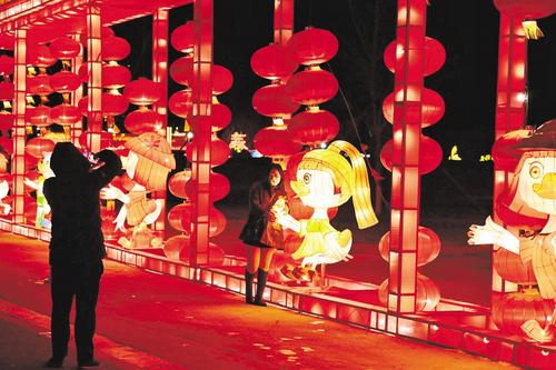 市民在衡水园博园内游玩赏灯。记者焦磊摄