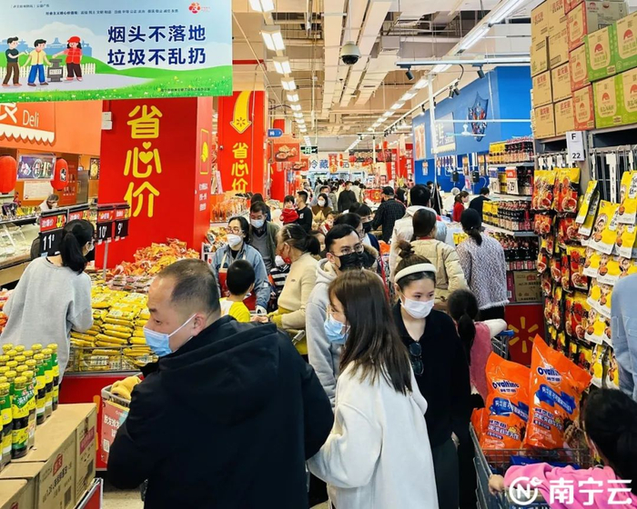 新春期间，商场、超市人流如织。记者 黄思宁 摄