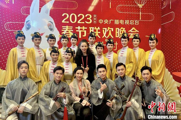 《百鸟归巢》厦门市南乐团参演人员后台合影。　厦门市南乐团供图