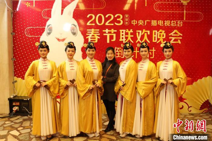台湾南音传承人赖多俐（左三）首次与大陆南音演员在春晚舞台上齐奏共鸣。　泉州市南音传承中心供图