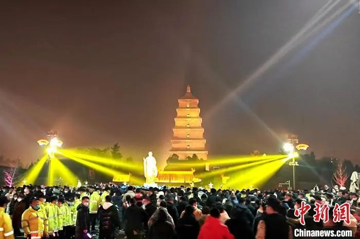 图为民众夜游西安大雁塔和大唐不夜城。梅镱泷 摄