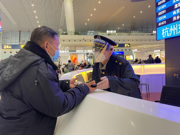 　　杭州东站12306服务台工作人员为旅客提供咨询服务。