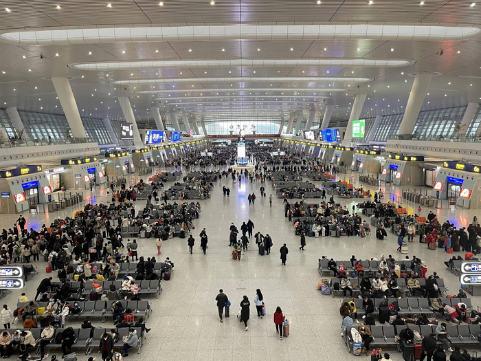 　　旅客在杭州东站有序候车。