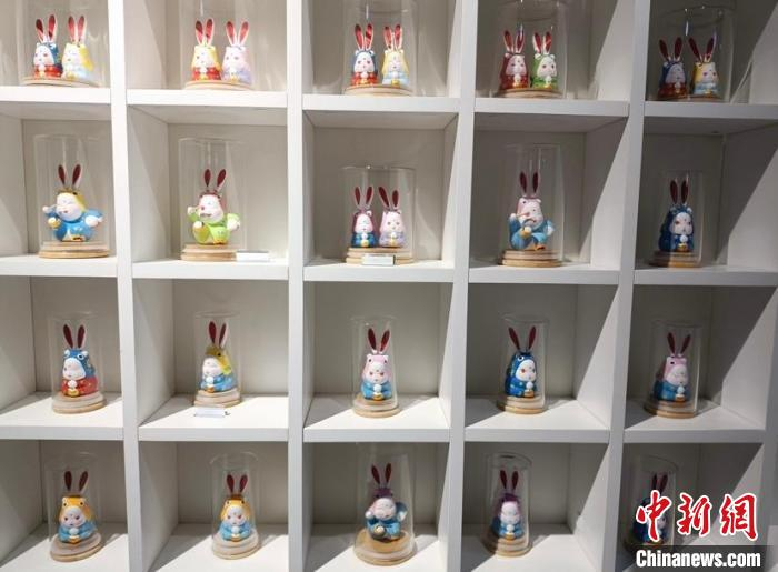 图为五颜六色的“兔子王”整齐的排列在展柜中。　祁见月 摄