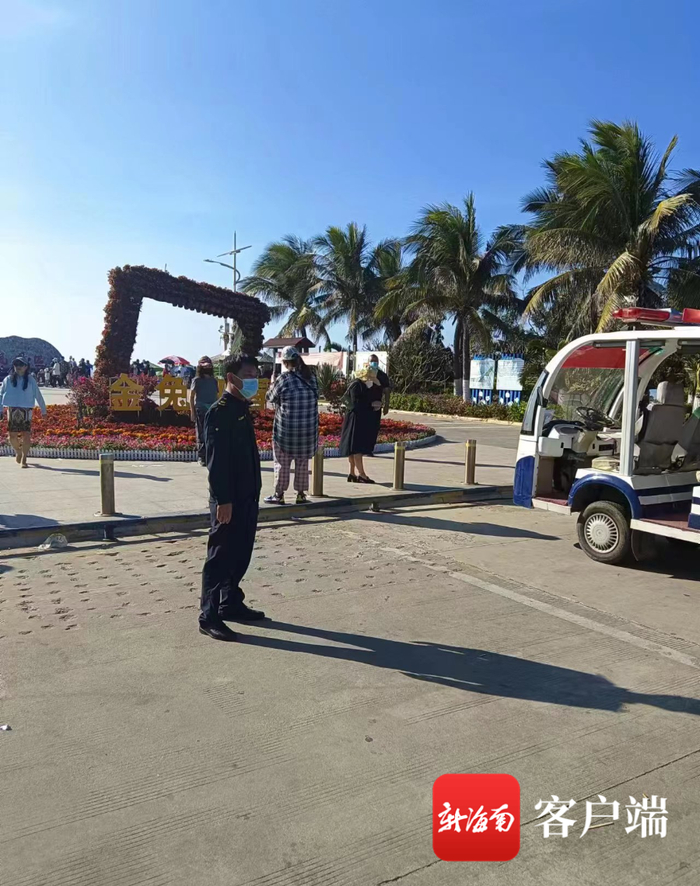 　　东方市综合行政执法局城管大队队员对辖区重点区域进行巡查。东方市综合行政执法局城管大队供图