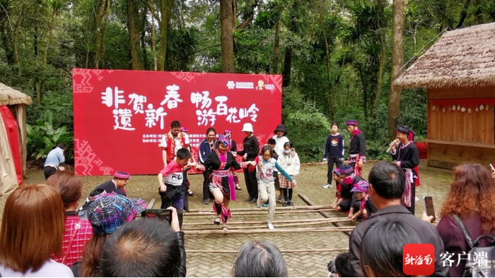 春节假期，琼中百花岭景区开展“非遗贺新春，畅游百花岭”系列民俗活动，游客现场正在体验竹竿舞的乐趣。记者石祖波 摄