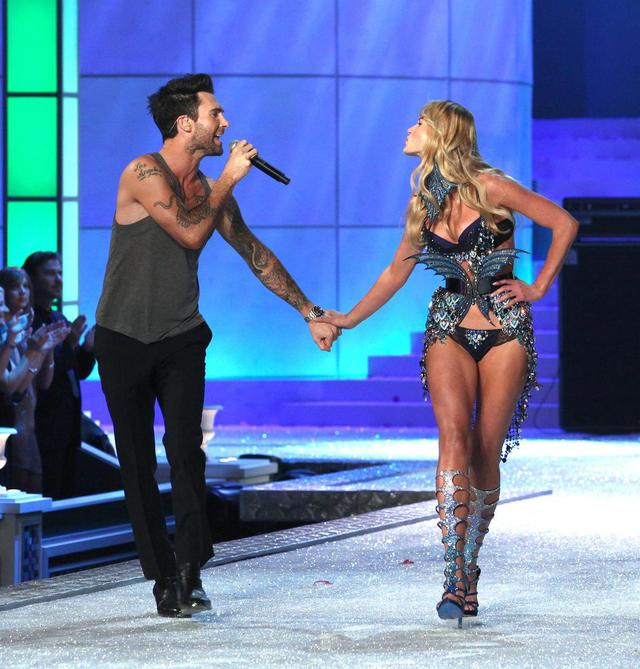 △亚当在维密秀上作为表演嘉宾与超模们互动