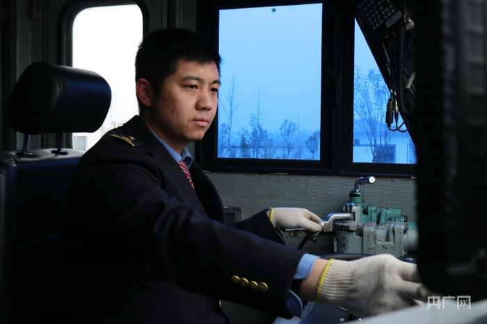 臧珂正在对热备机车各项状态进行检查（央广网发 卢柯涵 摄）
