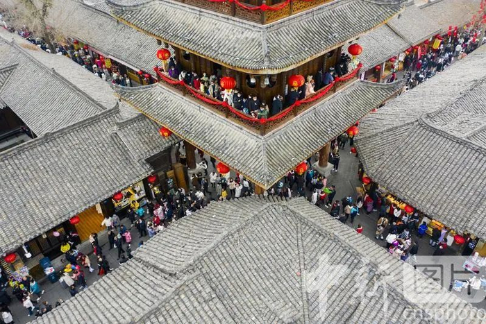 1月23日，四川省阆中古城迎来客流高峰。中新社发 王玉贵 摄