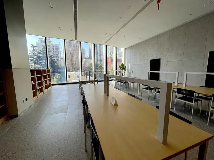 书院2层阅览区，每个座位都有单独的插头和USB接口