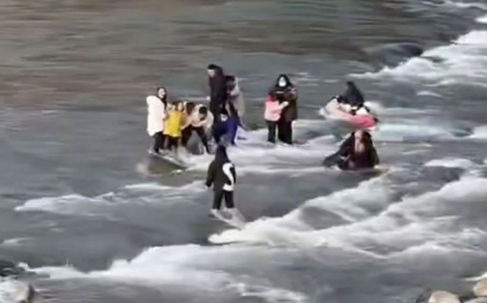 水位上涨后，游客被困在河道中间。受访者供图