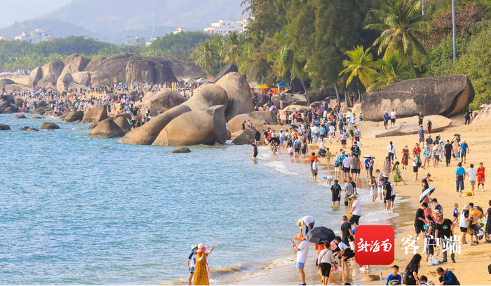 游客在天涯海角景区游玩。景区供图