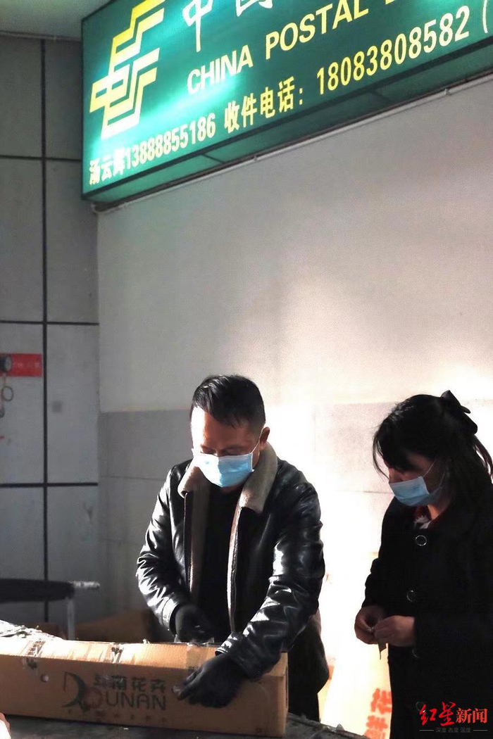 ↑市民朱女士选购鲜花