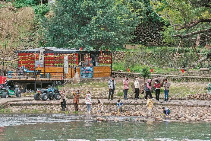 大年初二，永泰县梧桐镇春光村，游客在水边营地休闲游玩，尽享清新自然。福建日报记者 王毅 摄