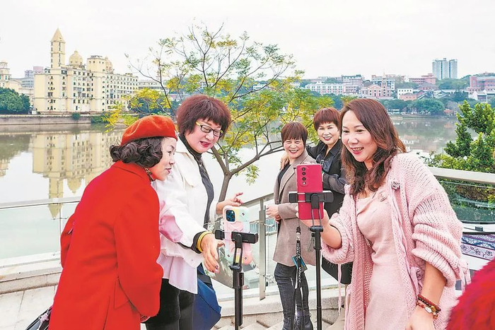 大年初一，游客在被称为“福州版外滩”的“闽江之心”核心区游玩，并视频直播，把快乐分享给亲友。福建日报记者 林熙 摄