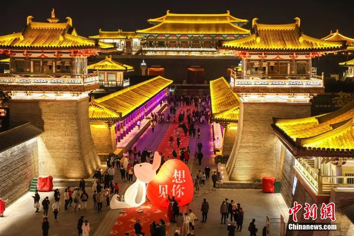 图为游客在襄阳市唐城春节庙会上游玩。杨东 摄