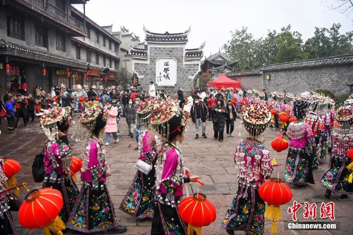 苗族人身着盛装在古城内巡游。杨华峰 摄