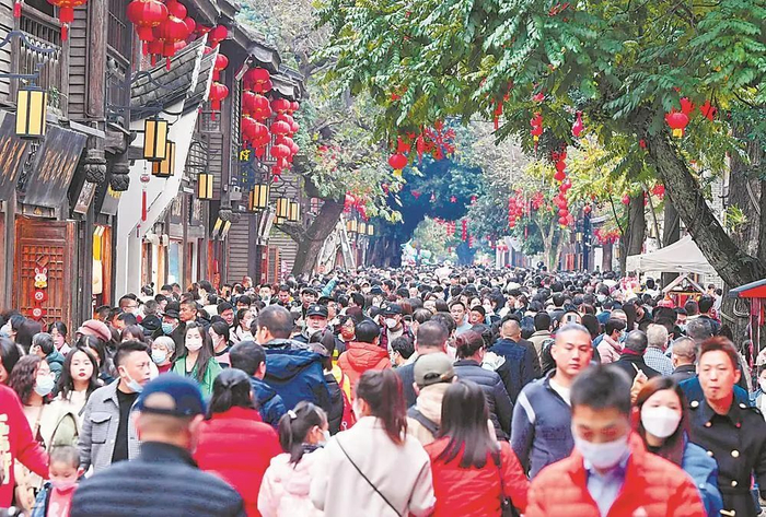 大年初二，福州三坊七巷景区人气旺旺，处处洋溢着喜庆祥和的过年气氛。福建日报记者 游庆辉 摄