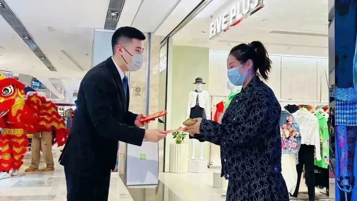 会展航洋城的商店工作人员向游客派发红包。会展航洋城供图