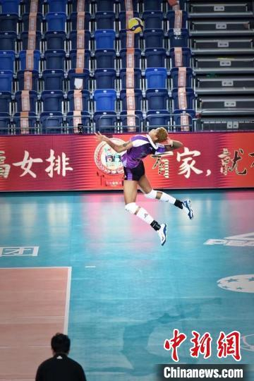 瓦尔加斯大力跳发。　天津市体育局供图