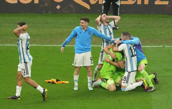 2022年12月18日，阿根廷队球员在比赛后庆祝胜利 / 新华社记者 潘昱龙 摄