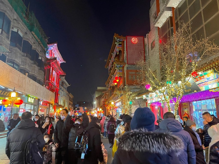 大栅栏的广德楼附近洋溢着年味儿